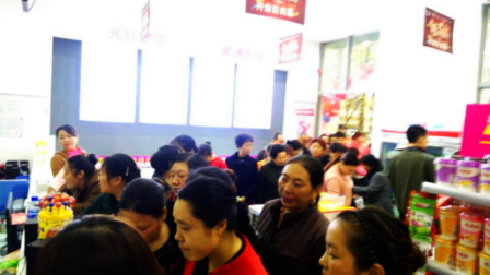 社区居民在O2O生活超市内选购商品